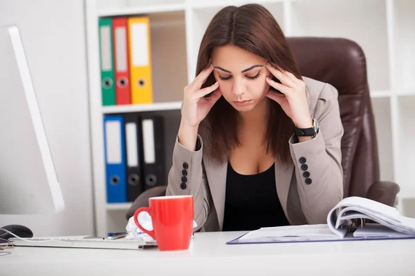 Dor de cabeça e stress no trabalho. Retrato de Jovem Empresária em — Fotografia de Stock