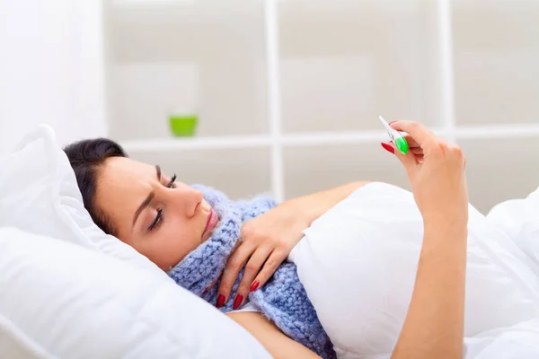 Frío y gripe. Retrato de una mujer enferma atrapada en el frío, sintiéndose enferma — Foto de Stock