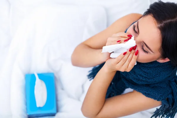 Fiebre y frío. Retrato de la hermosa mujer contrajo la gripe, teniendo H — Foto de Stock