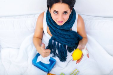 Ateş ve soğuk. Güzel bir kadın portresi H sahip grip yakaladı