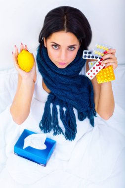 Ateş ve soğuk. Güzel bir kadın portresi H sahip grip yakaladı