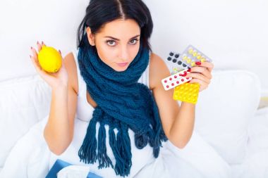 Sağlık. Baş ağrısı, boğaz ağrısı ile güzel hasta kadın closeup 