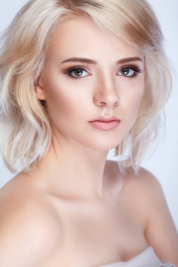 Yama gözlerinin altında. Güzel bir kadın yüzü ile altın hidrojel Patche