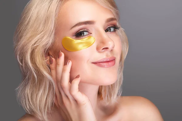 Kadın Güzellik yüz maskesi gözleri altında. Güzel kadın, Na
