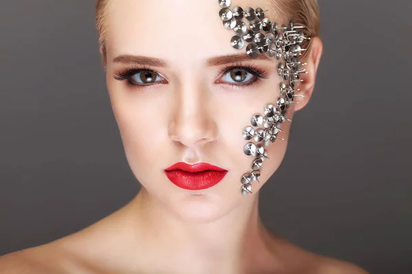 Hermosa mujer con peinado de pelo y maquillaje creativo . — Foto de Stock