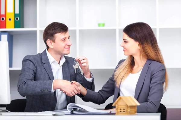 Sales manager giving advice to his couple clients — Stock Photo, Image