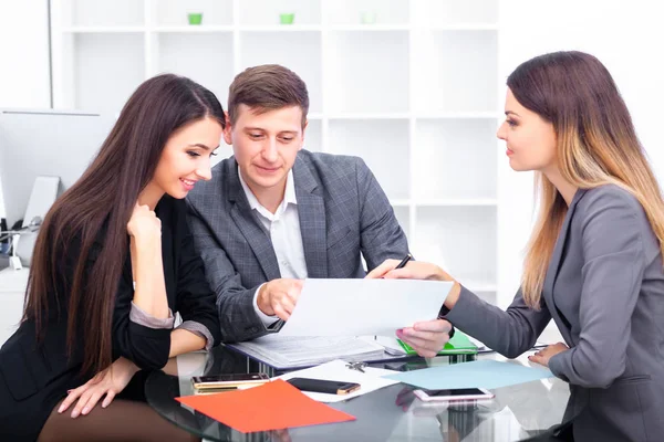 Equipe de empresários que trabalham no escritório . — Fotografia de Stock