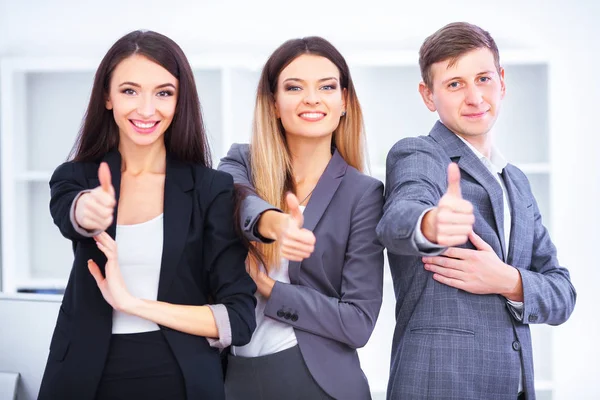 Team van mensen uit het bedrijfsleven werkzaam in kantoor. — Stockfoto