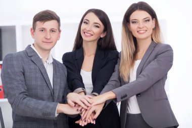 İş takım toplantısı. Office ve Tra sunum yapma adam