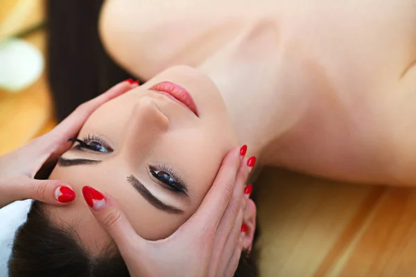 Spa. Mooie jonge vrouw krijgen een gezicht behandeling bij Beauty Sa — Stockfoto
