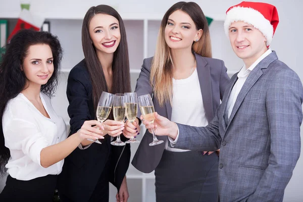 Equipo. Gente de negocios celebrando Navidad — Foto de Stock