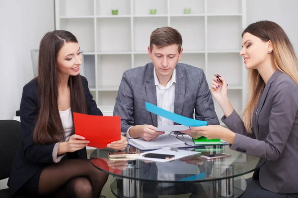 Team affärsmöte. Man gör presentationen i Office och Tra — Stockfoto