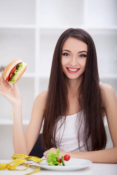 Dieta. O conceito de nutrição saudável e insalubre. O modelo — Fotografia de Stock