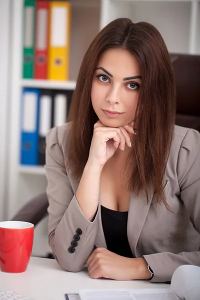 Affärsmän. Porträtt av kvinna i Office. Vackra beslut — Stockfoto