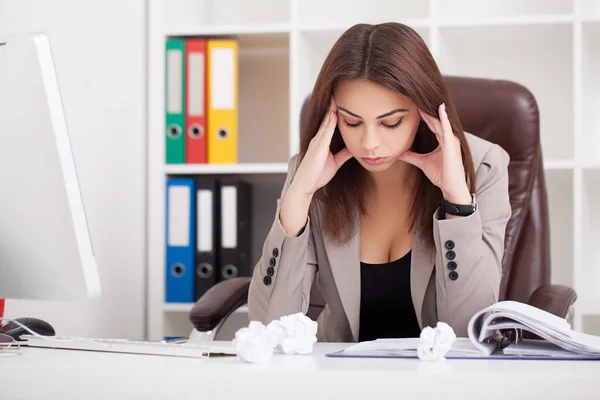 Jonge mooie zakenvrouw lijden stress werken op kantoor — Stockfoto