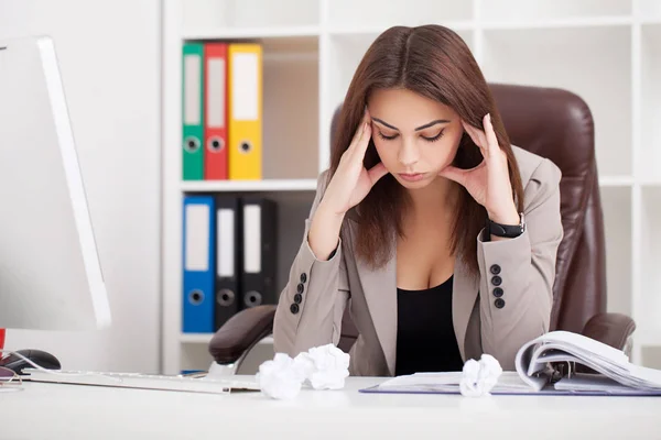 Joven hermosa mujer de negocios que sufre estrés trabajando en offic — Foto de Stock