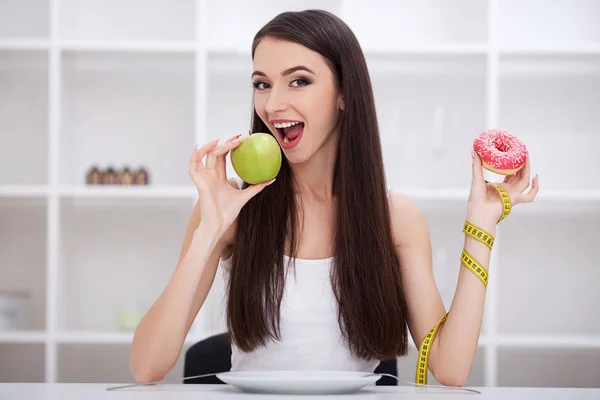 Dieta. O conceito de nutrição saudável e insalubre. O modelo — Fotografia de Stock