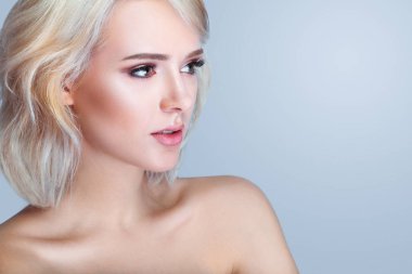 Doğal makyaj ve uzun kirpiklerini model gülümseyen güzellik. Yo