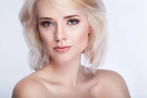 Chica bonita con el pelo blanco fijado detrás, ojos grandes, ceja gruesa — Foto de Stock