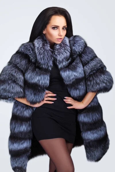 Schoonheid fashion model meisje in blue mink bontjas — Stockfoto