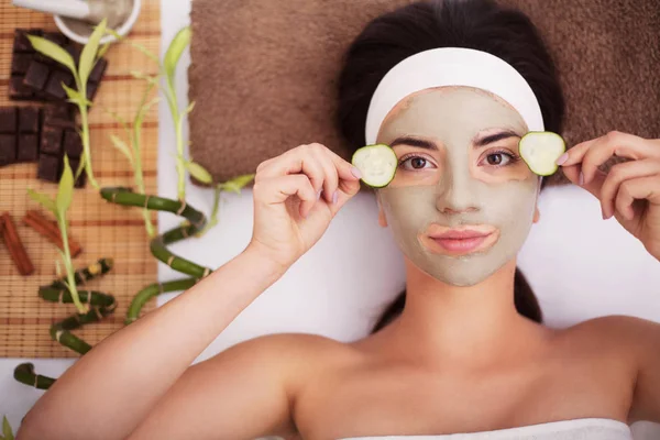 Spa. Hermosa joven mujer está recibiendo máscara de arcilla facial en el spa, l — Foto de Stock