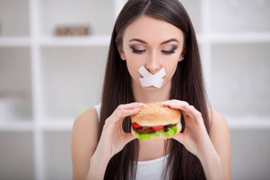 Diyet. Kadın abur cubur yemek reddediyor. Sağlıklı beslenme ve aktif
