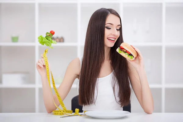 Strava. Pojem dieta. Dívka výběr zdravých vs nevyžádané potravin. — Stock fotografie