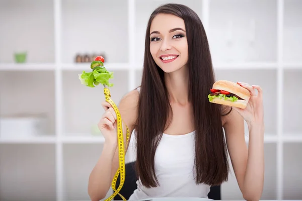 Dieta. Conceito de dieta. Menina escolhendo saudável vs junk food . — Fotografia de Stock