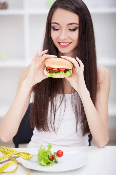 Дієта. Концепція дієти. Дівчина вибирає здорову проти нездорової їжі . — стокове фото