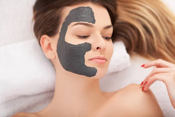 Beautiful Woman With Cosmetic Mask on Face. Girl Gets Treatment — Stock Photo, Image