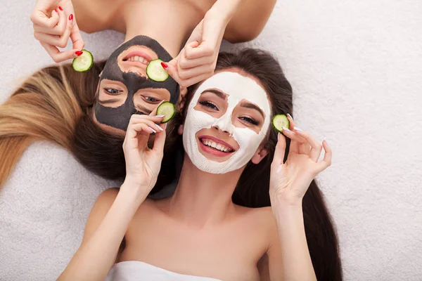 Uma foto de duas meninas amigas relaxando com máscaras faciais em ove — Fotografia de Stock