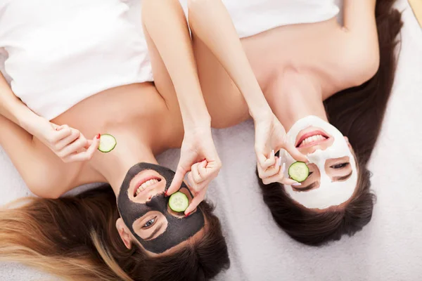 Una foto di due ragazze amiche rilassanti con maschere facciali su ove — Foto Stock