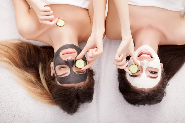 Zdjęcia przyjaciół dwie dziewczyny relaksujący z twarzy maski na ove — Zdjęcie stockowe