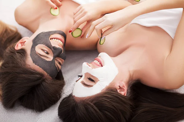 Uma foto de duas meninas amigas relaxando com máscaras faciais em ove — Fotografia de Stock