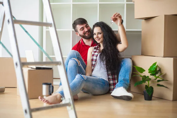 Jong koppel uitpakken kartonnen dozen nieuwe thuis. Bewegende huis. — Stockfoto