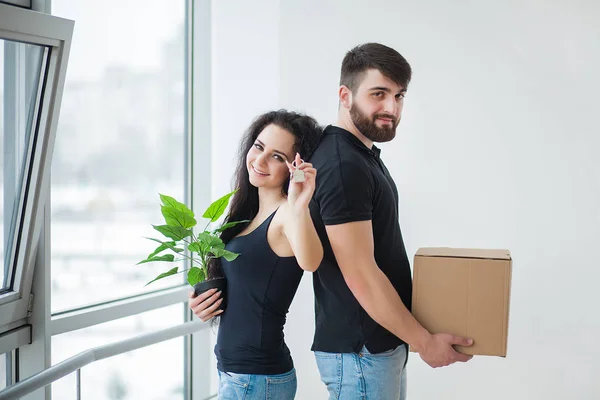 Молода пара розпаковує картонні коробки в новому будинку. . — стокове фото