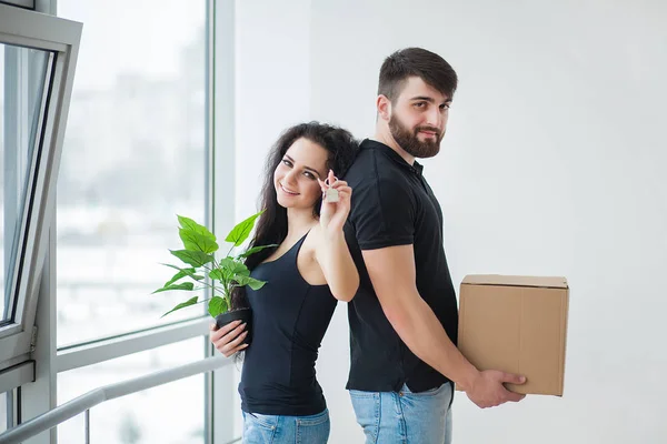 Pareja joven desempacando cajas de cartón en una casa nueva. . — Foto de Stock