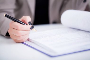 bir sözleşme imza satırı yukarıdaki iş kadını