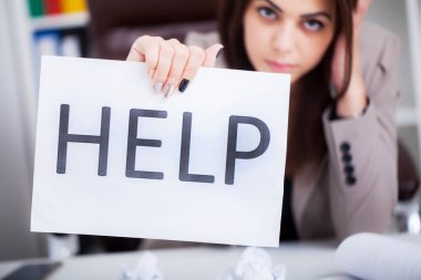 Yardım için yalvaran, bir karton tutan stresli iş kadını 