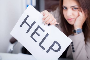 Yardım için yalvaran, bir karton tutan stresli iş kadını 