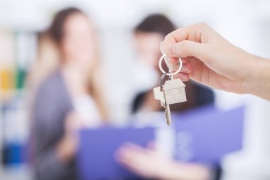 Elinde bir model ev taşıma satıcı ev teslim 