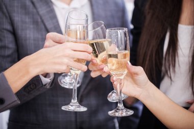 İş takım şampanya ile toasting yakın çekim