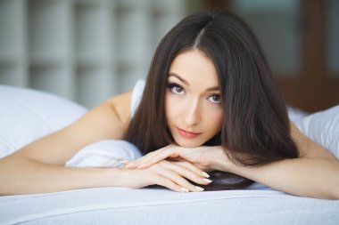 Nedir güzel esmer gülümseyen kız tarih seçici odak