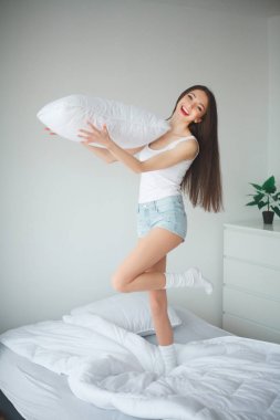 Nedir güzel esmer gülümseyen kız tarih seçici odak