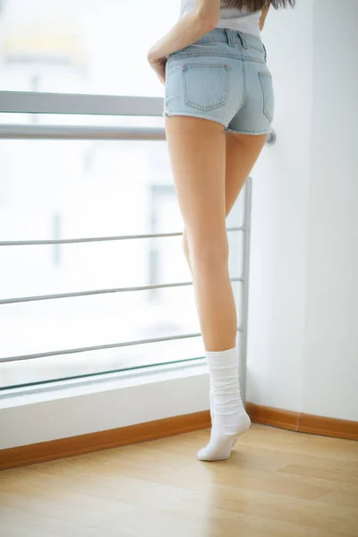 Nogi długie kobieta z piękną gładką skórę. Zbliżenie kobieta Ha — Zdjęcie stockowe
