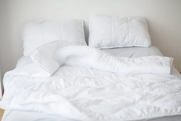 Interior minimalista de dormitorio blanco —  Fotos de Stock