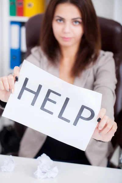 Stressad affärskvinna bedja om hjälp, håller en kartong — Stockfoto