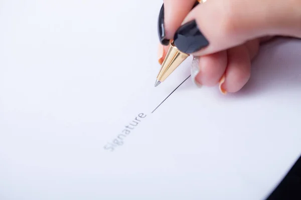 Close up girl hand putting signature on document. She situating — Stock Photo, Image