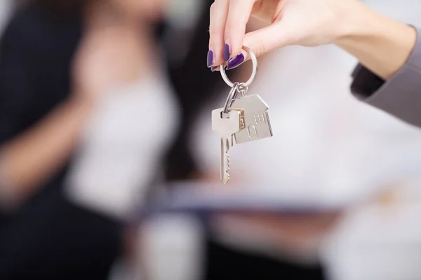 Fastighetsmäklaren att ge huset nycklarna till en kund — Stockfoto