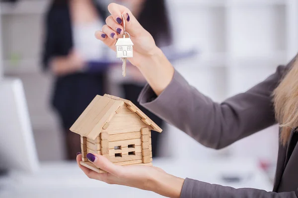 Säljare som transporterar ett modell hus i hand levererar huset — Stockfoto